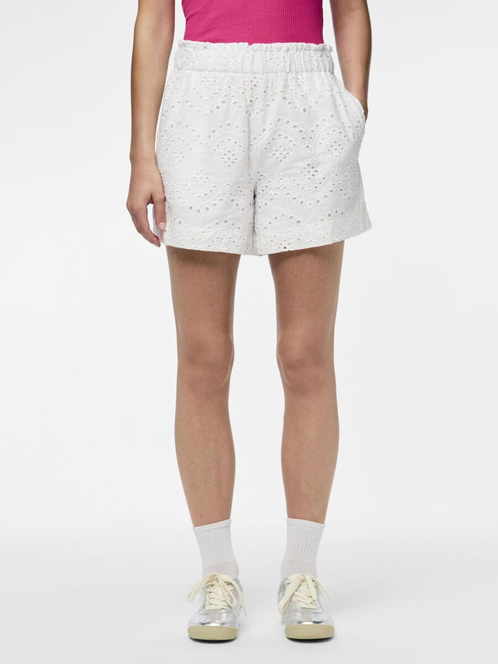 Pantaloni scurți PIECES, alb