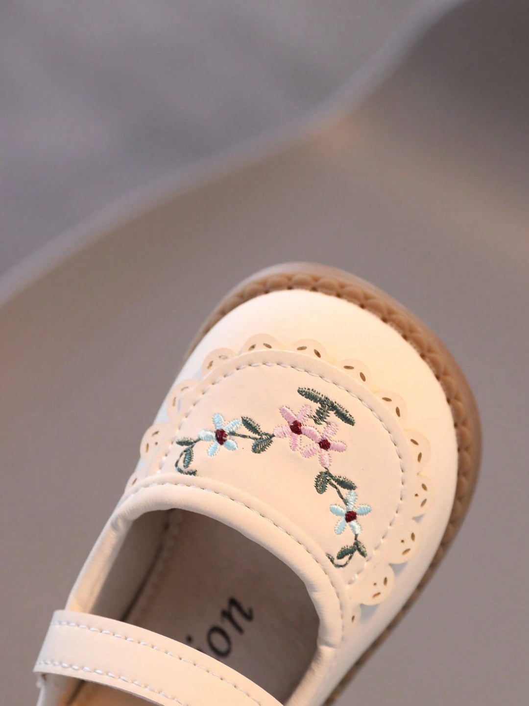 Pantofi SHEIN, crem
