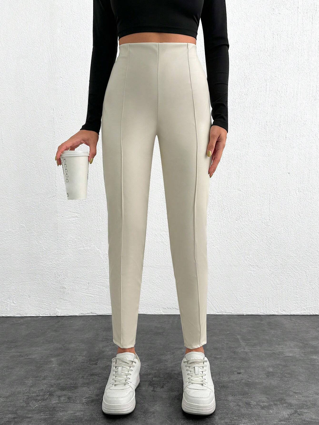 Pantaloni imitație piele SHEIN, crem