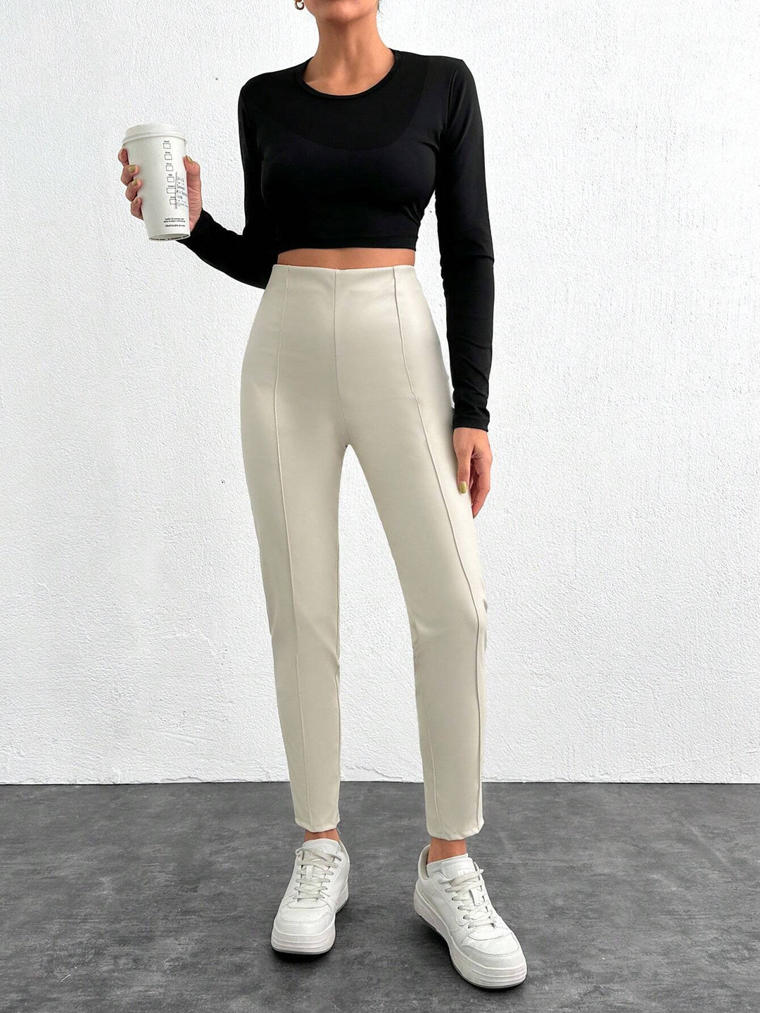 Pantaloni imitație piele SHEIN, crem