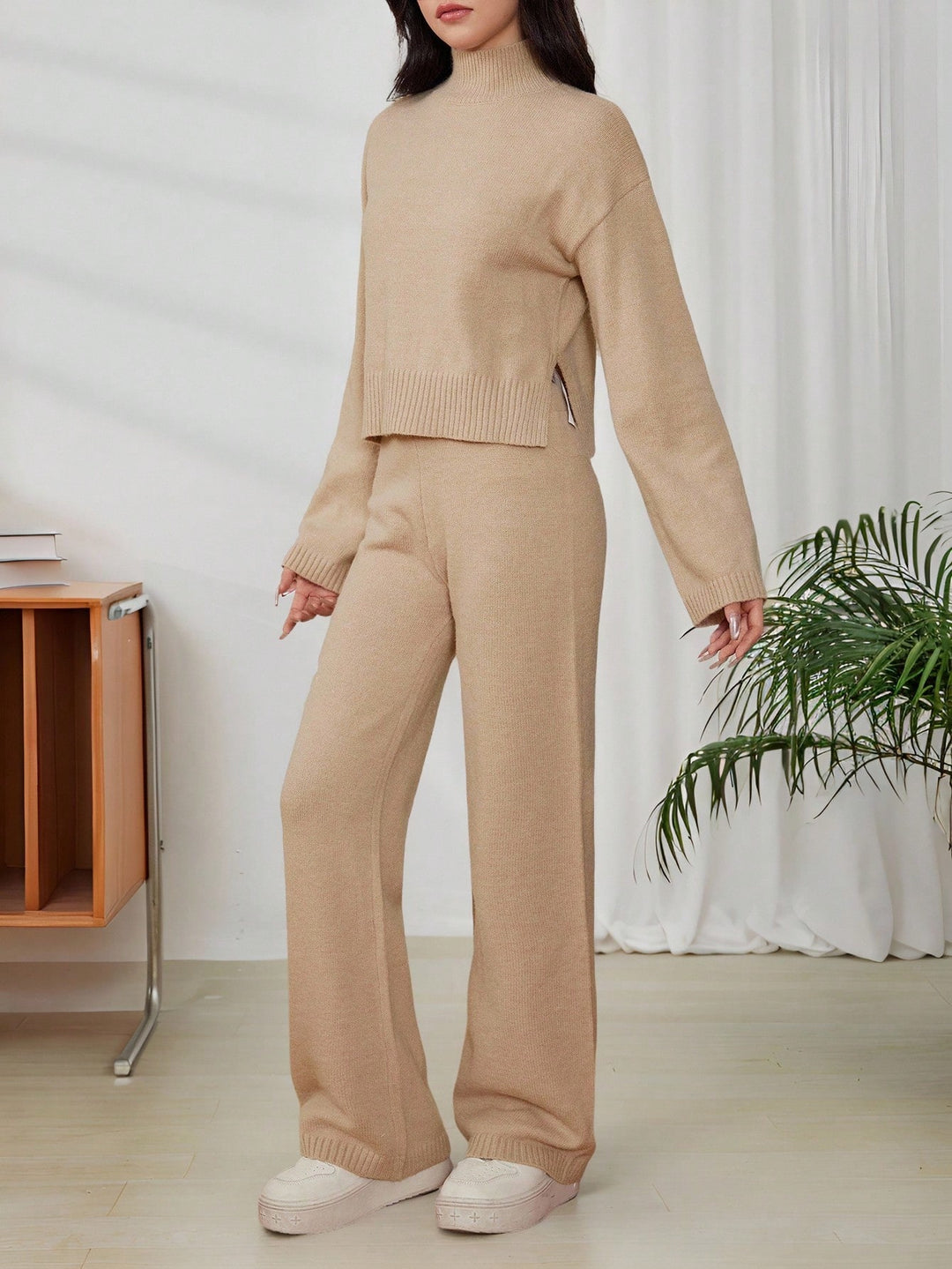 Set din două piese tricou și pantaloni SHEIN, kaki