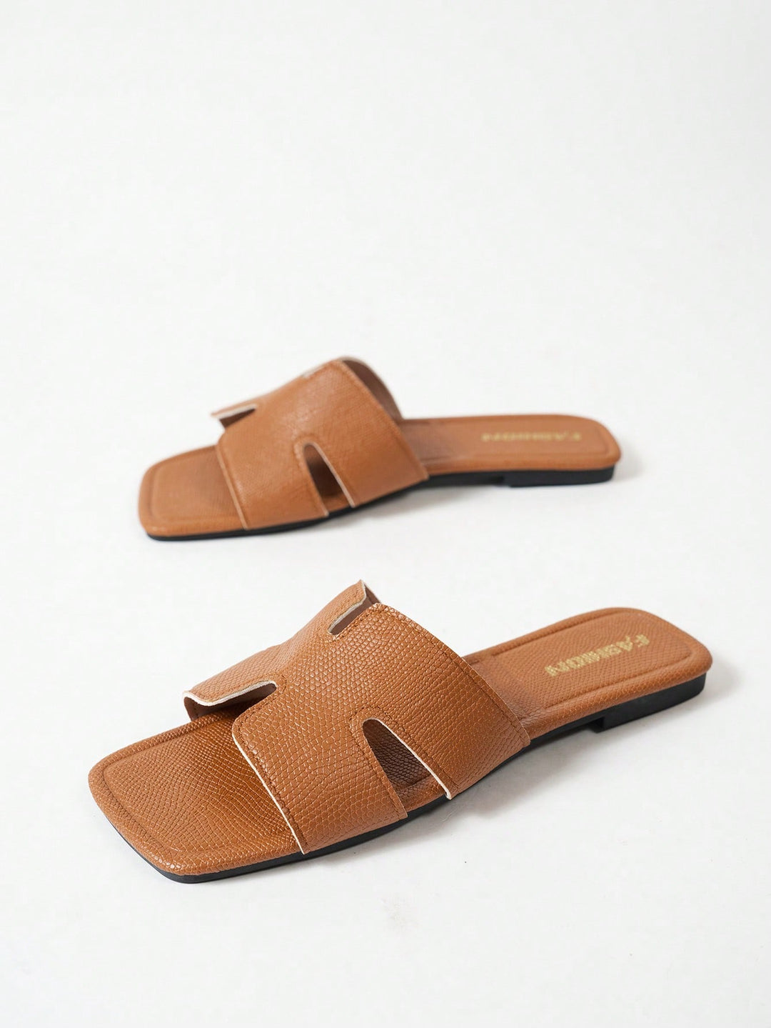 Papuc tip slide SHEIN, maro