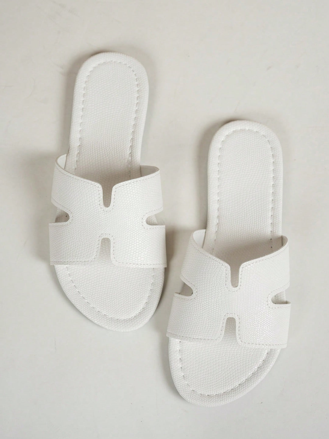 Papuc tip slide SHEIN, alb