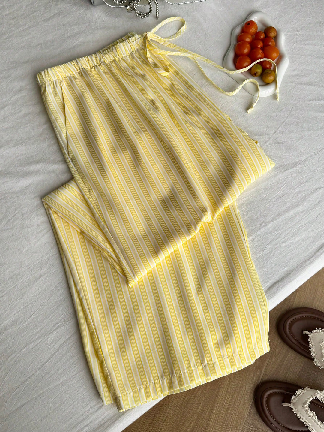 Pantaloni SHEIN, galben