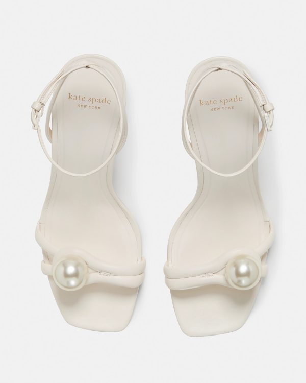 Magassarkú szandál KATE SPADE, fehér