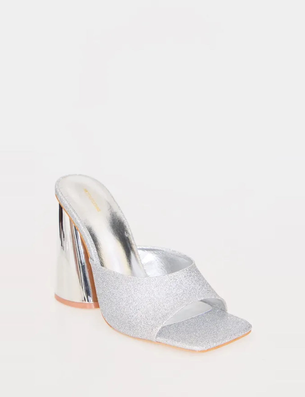 PRETTYLITTLETHING ezüst magassarkú klumpa