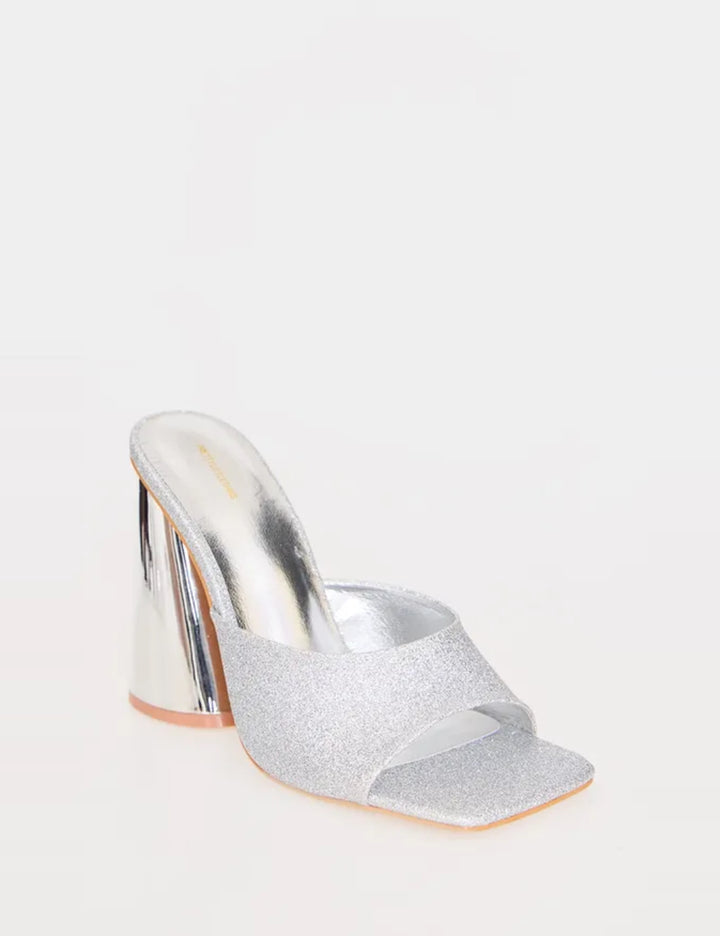 PRETTYLITTLETHING ezüst magassarkú klumpa