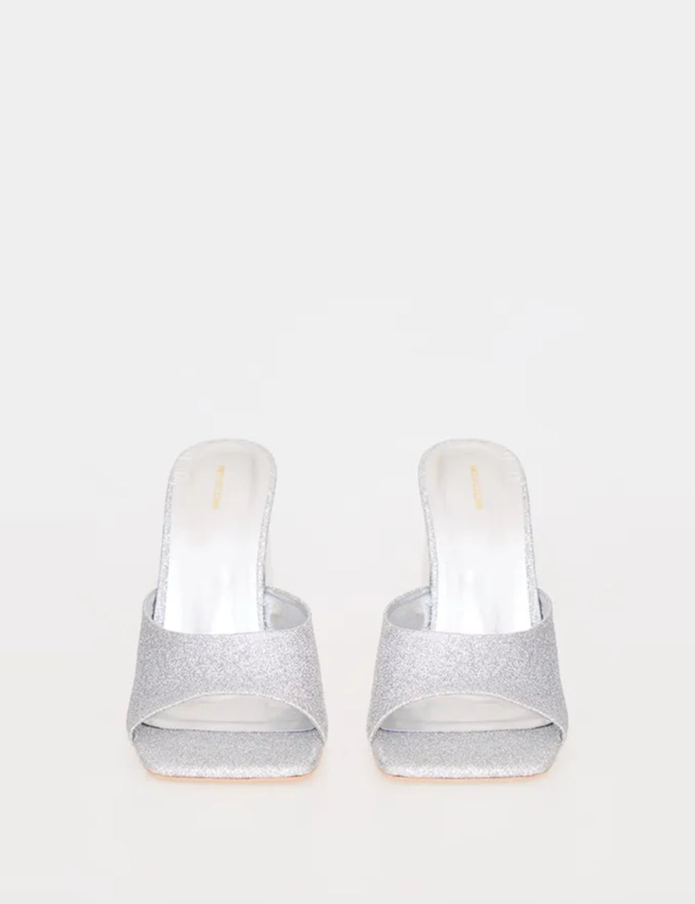 PRETTYLITTLETHING ezüst magassarkú klumpa