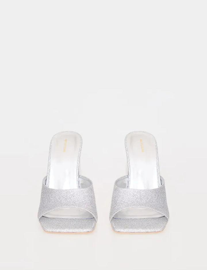 PRETTYLITTLETHING ezüst magassarkú klumpa
