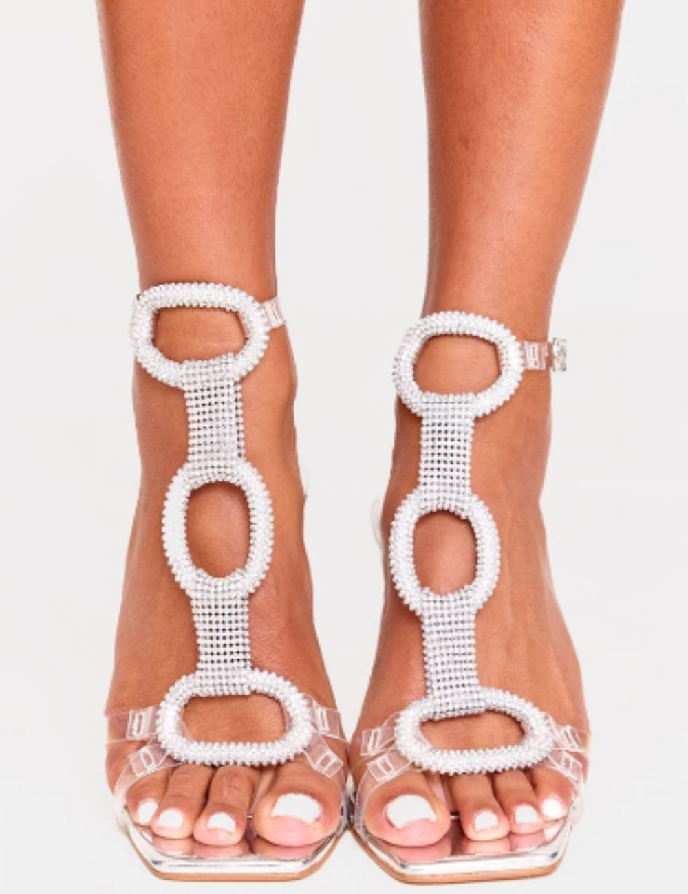 PRETTYLITTLETHING szandál magassarkúval, ezüst színben