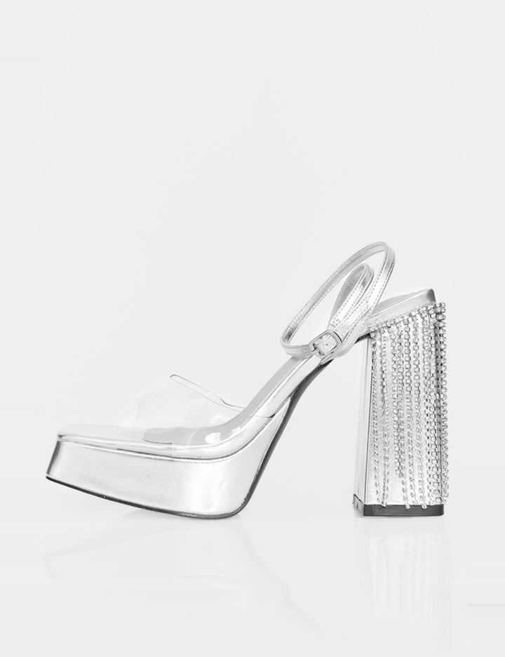 PRETTYLITTLETHING szandál magassarkúval, ezüst színben